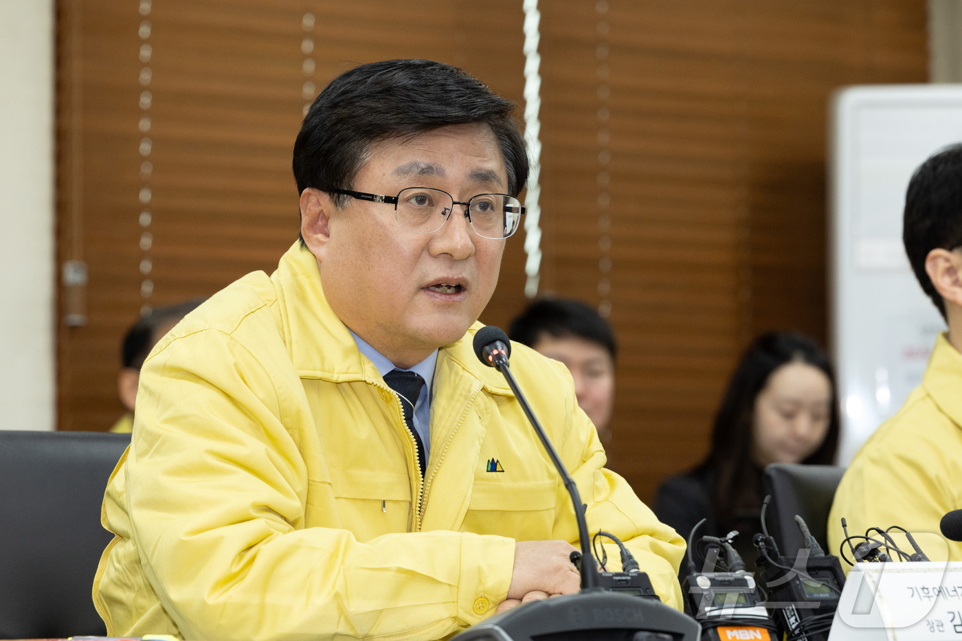 (서울=뉴스1) = 김성환 기후에너지환경부 장관이 11일 서울 영등포구 소재 한국전력 남서울본부에서 열린 중동상황 관련 에너지안보 점검 회의를 주재하고 있다. (기후에너지환경부 제 …