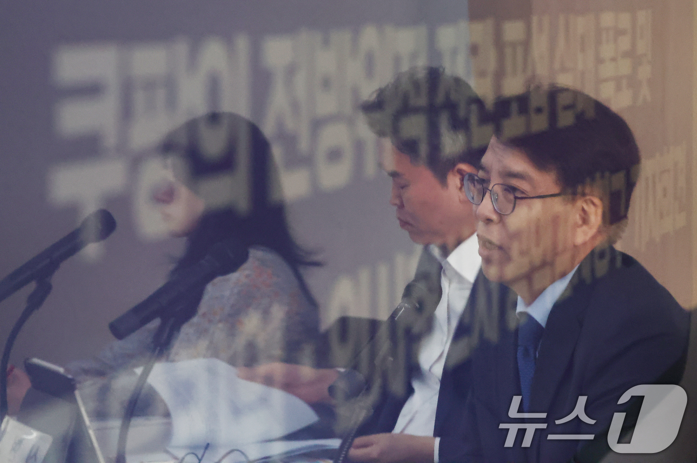 (서울=뉴스1) 김민지 기자 = 방효창 경제정의실천시민연합(경실련) 정책위의장이 11일 오전 서울 종로구 경제정의실천시민연합에서 열린 '쿠팡의 72인 전관 카르텔 실태 폭로 및 공 …