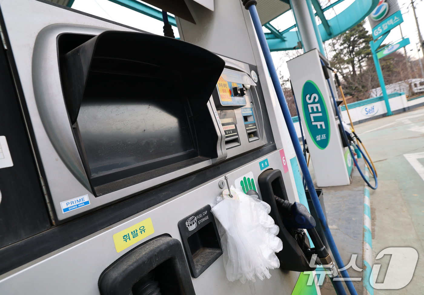 (시흥=뉴스1) 오대일 기자 = 중동 사태로 국제 유가가 요동치는 가운데 11일 기름값 폭등으로 영업포기를 선언한 경기 시흥의 한 주유소 주유기에 불이 꺼져 있다.평소 지역에서 가 …