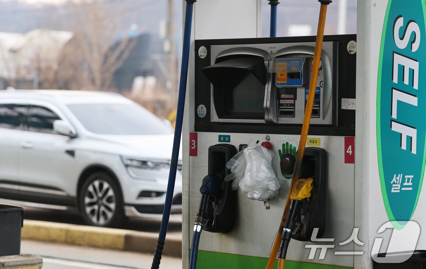 본문 이미지 - 경기 시흥의 한 주유소 주유기에 불이 꺼져 있다. ⓒ 뉴스1 오대일 기자