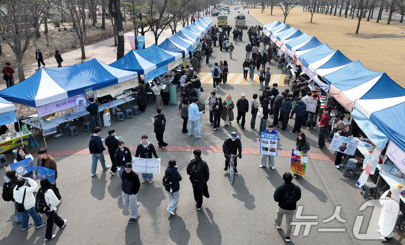 (경산=뉴스1) 공정식 기자 = 11일 영남대학교 경산캠퍼스에서 열린 중앙동아리 박람회 행사장이 학생들로 붐비고 있다.영남대 중앙동아리 박람회는 매년 3월 새 학기를 맞아 선배들이 …