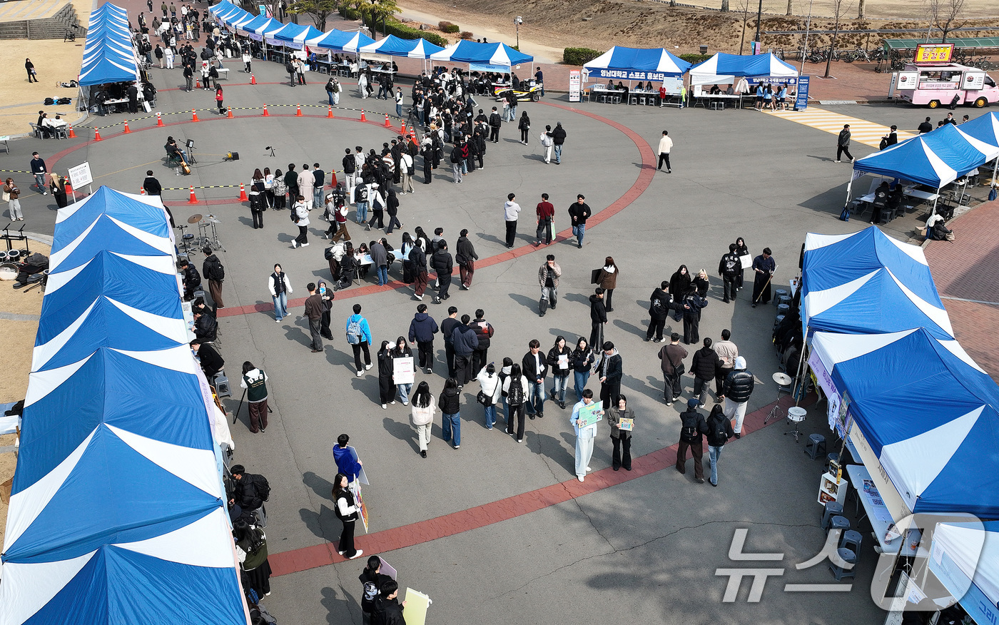 (경산=뉴스1) 공정식 기자 = 11일 영남대학교 경산캠퍼스에서 열린 중앙동아리 박람회 행사장이 학생들로 붐비고 있다.영남대 중앙동아리 박람회는 매년 3월 새 학기를 맞아 선배들이 …
