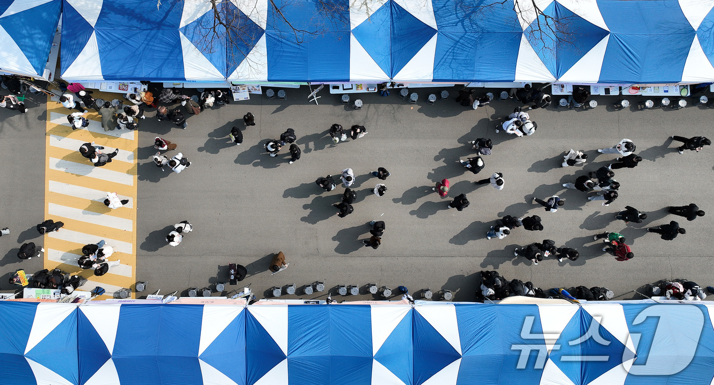 (경산=뉴스1) 공정식 기자 = 11일 영남대학교 경산캠퍼스에서 열린 중앙동아리 박람회 행사장이 학생들로 붐비고 있다.영남대 중앙동아리 박람회는 매년 3월 새 학기를 맞아 선배들이 …