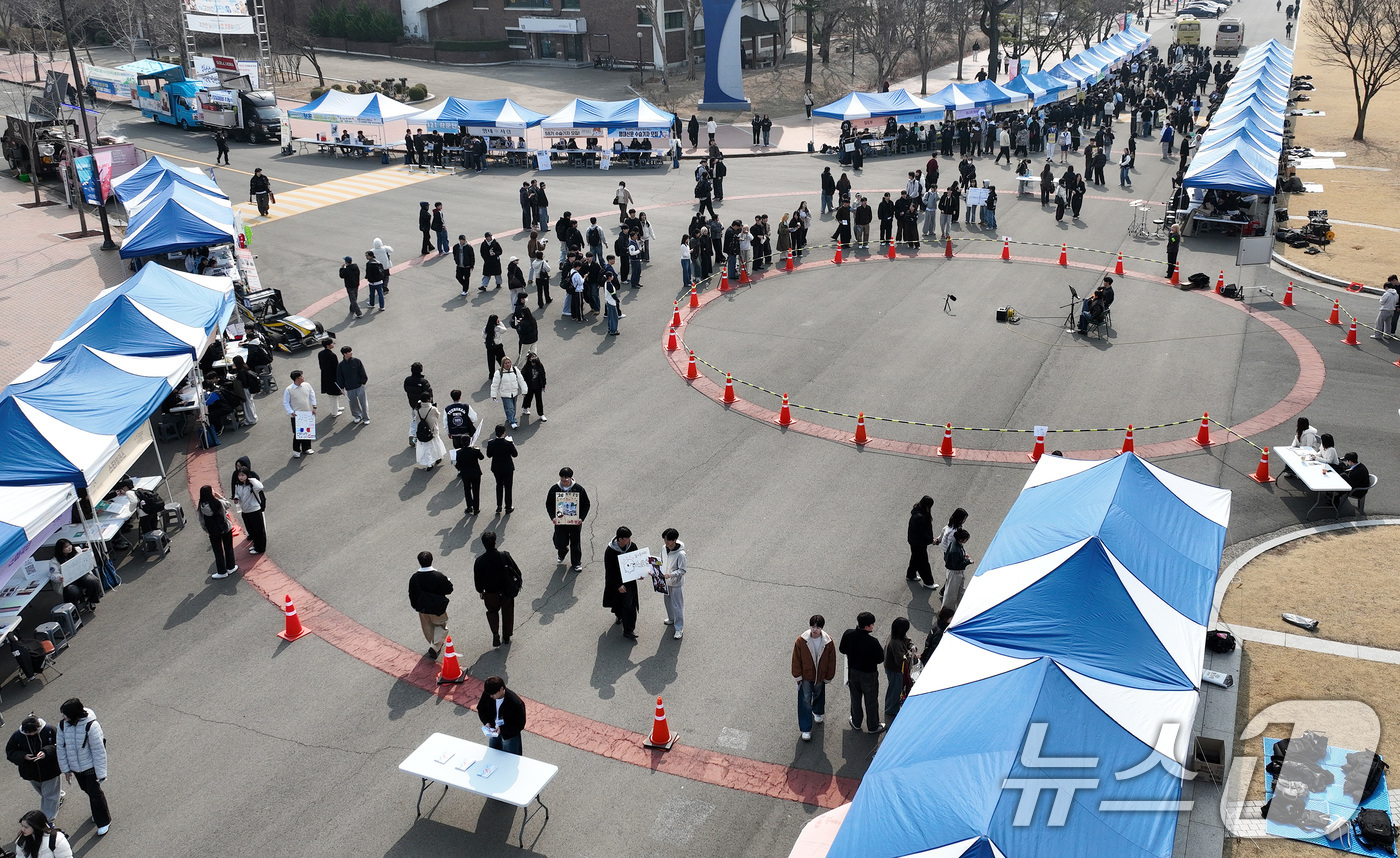 (경산=뉴스1) 공정식 기자 = 11일 영남대학교 경산캠퍼스에서 열린 중앙동아리 박람회 행사장이 학생들로 붐비고 있다.영남대 중앙동아리 박람회는 매년 3월 새 학기를 맞아 선배들이 …