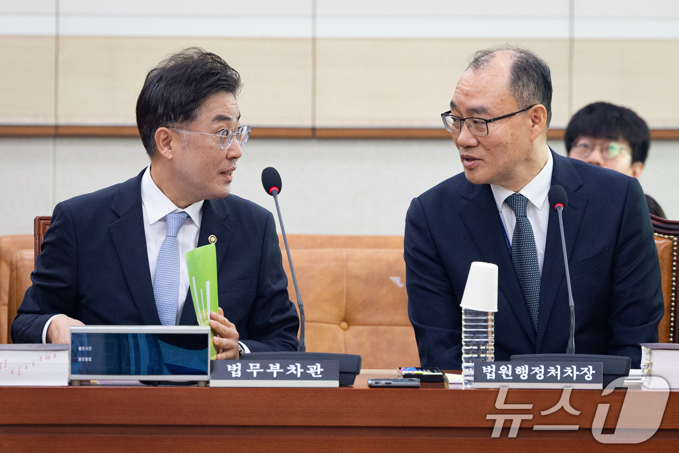 (서울=뉴스1) 유승관 기자 = 이진수 법무부 차관과 기우종 법원행정처 차장이 11일 서울 여의도 국회에서 열린 제433회 국회(임시회) 법제사법위원회 제1차 법안심사제1소위원회에 …