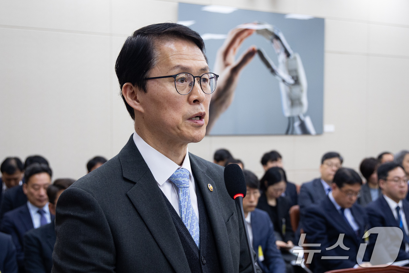 (서울=뉴스1) 유승관 기자 = 최원호 원자력안전위원장이 11일 서울 여의도 국회에서 열린 제433회 국회(임시회) 과학기술정보방송통신위원회 제1차 전체회의에서 법안 의결 인사말을 …