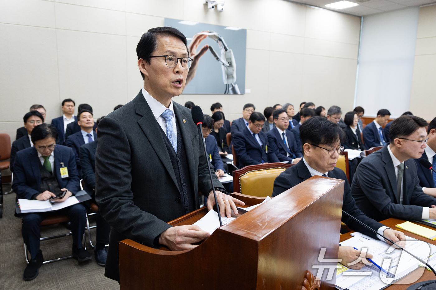 (서울=뉴스1) 유승관 기자 = 최원호 원자력안전위원장이 11일 서울 여의도 국회에서 열린 제433회 국회(임시회) 과학기술정보방송통신위원회 제1차 전체회의에서 법안 의결 인사말을 …