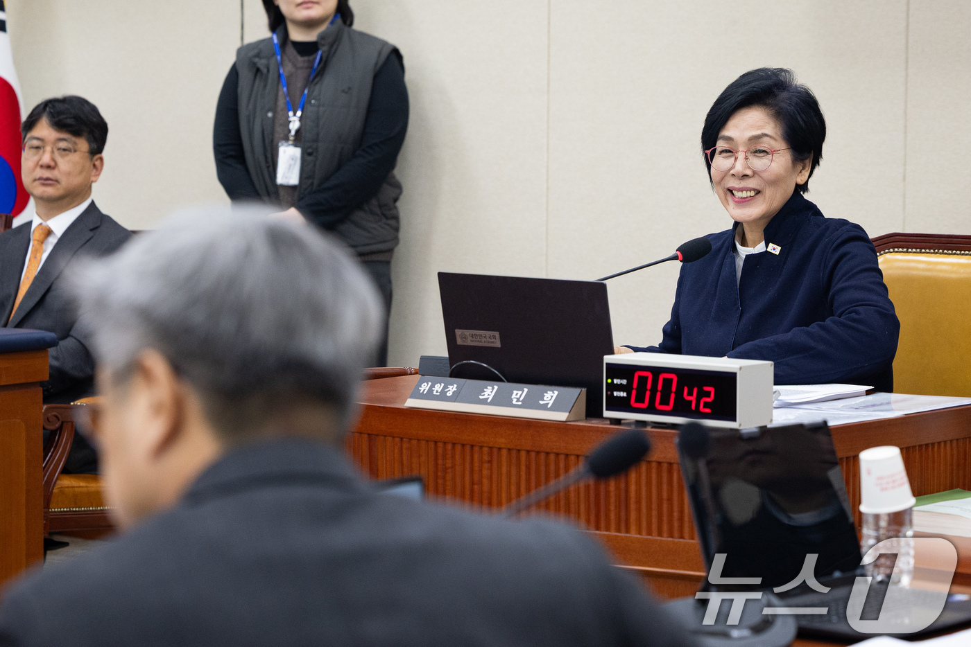 (서울=뉴스1) 유승관 기자 = 최민희 국회 과학기술정보방송통신위원장이 11일 서울 여의도 국회에서 열린 제433회 국회(임시회) 과학기술정보방송통신위원회 제1차 전체회의에서 김장 …