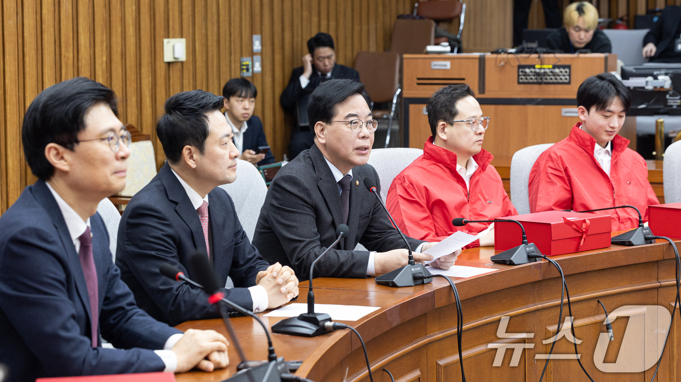 (서울=뉴스1) 이승배 기자 = 송언석 국민의힘 원내대표가 11일 서울 여의도 국회에서 열린 지역발전 영입 인재 환영식에서 인사말하고 있다. 2026.3.11/뉴스1