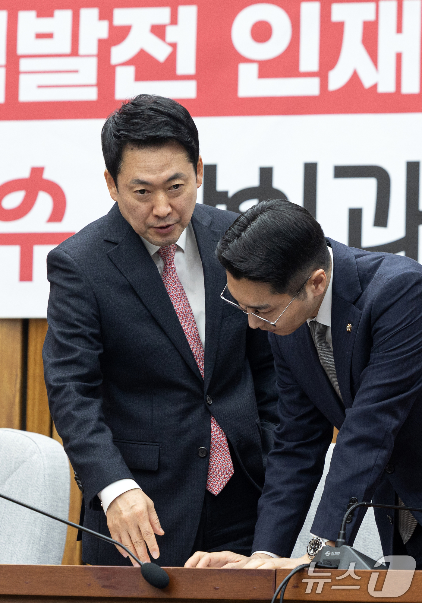 (서울=뉴스1) 이승배 기자 = 장동혁 국민의힘 대표가 11일 서울 여의도 국회에서 열린 지역발전 영입 인재 환영식에서 박준태 비서실장과 대화하고 있다. 2026.3.11/뉴스1