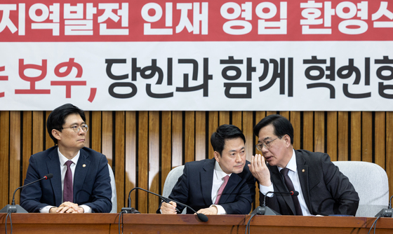 귀엣말 나누는 장동혁 대표와 송언석 원내대표