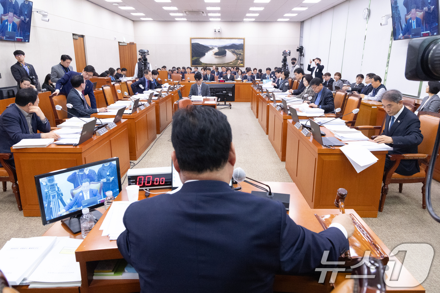 (서울=뉴스1) 이승배 기자 = 11일 서울 여의도 국회에서 열린 제433회국회(임시회) 농림축산식품해양수산위원회 제1차 전체회의에서 어기구 위원장이 의사봉을 두드리고 있다. 20 …