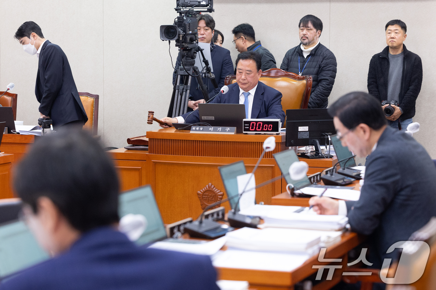 (서울=뉴스1) 이승배 기자 = 11일 서울 여의도 국회에서 열린 제433회국회(임시회) 농림축산식품해양수산위원회 제1차 전체회의에서 어기구 위원장이 의사봉을 두드리고 있다. 20 …