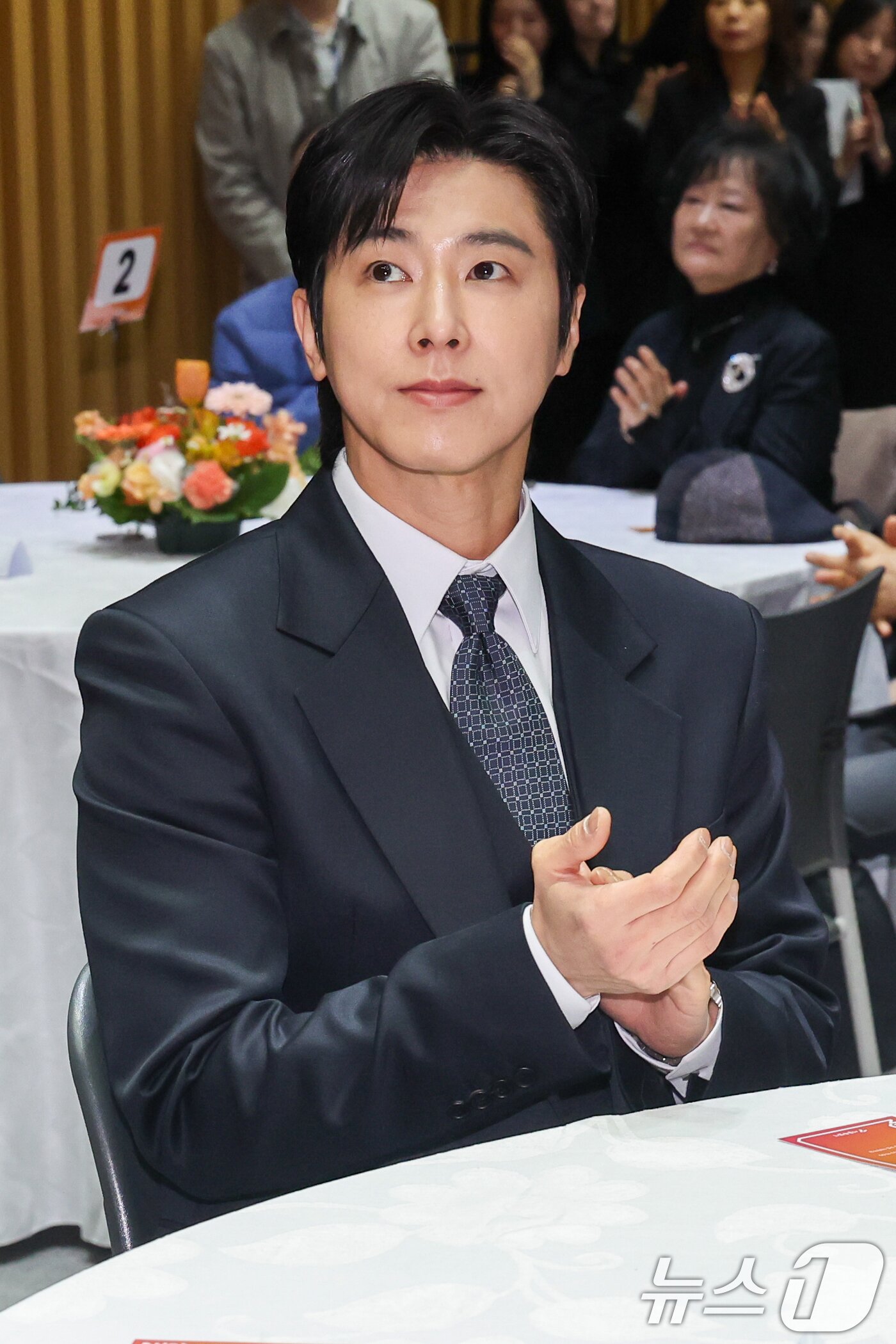 본문 이미지 - 가수 겸 배우 정윤호(유노윤호)가 11일 오전 서울시청에서 열린 2026년 유공납세자 표창장 수여식에 참석해 손뼉치고 있다. 2026.3.11 ⓒ 뉴스1 안은나 기자