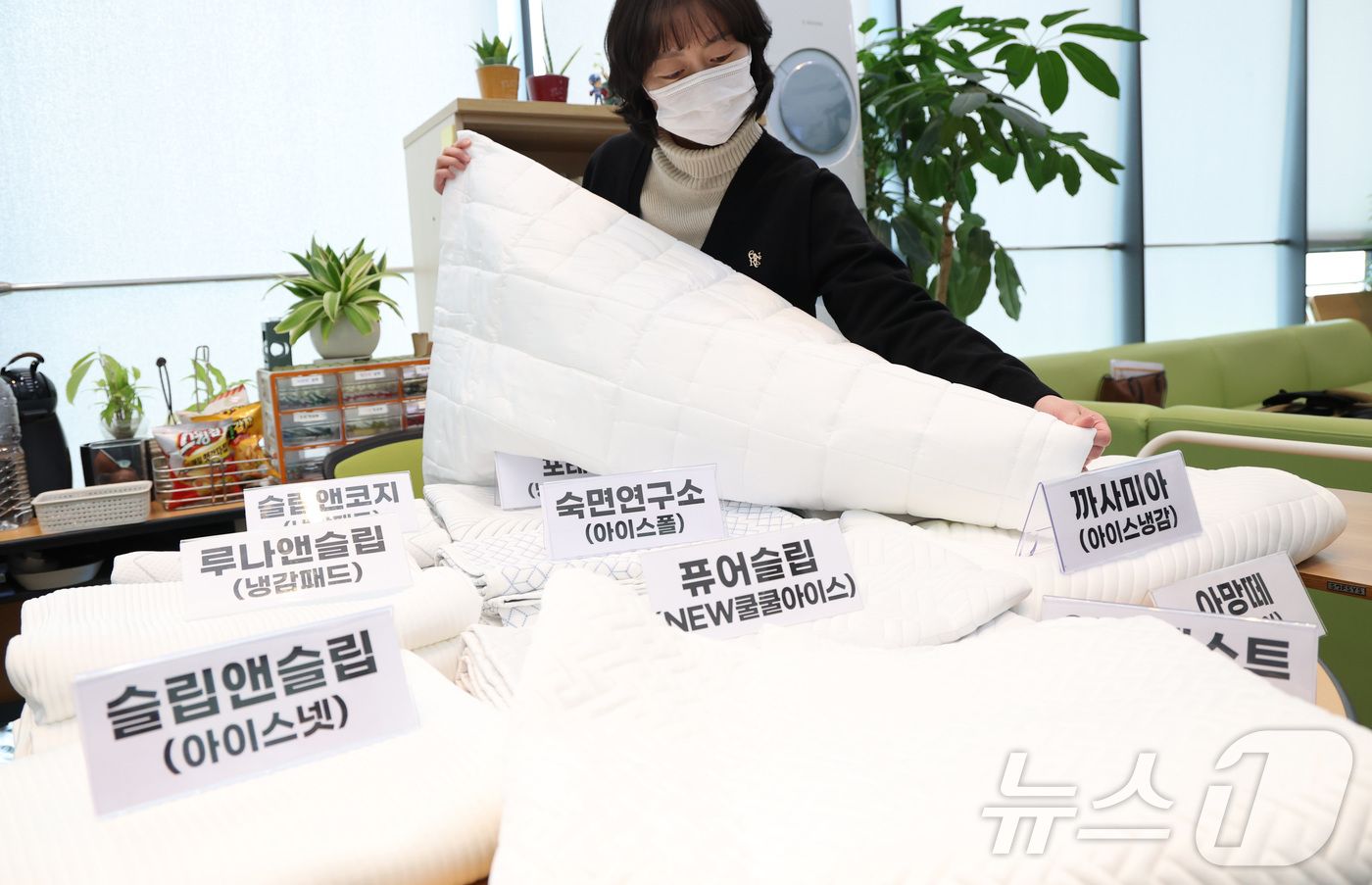 (세종=뉴스1) 김기남 기자 = 서울YWCA생명운동팀 관계자가 11일 세종시 정부세종청사 공정거래위원회에서 냉감패드 11개 제품의  안전 확인, 안전기준 부속서와 섬유제품 권장품질 …