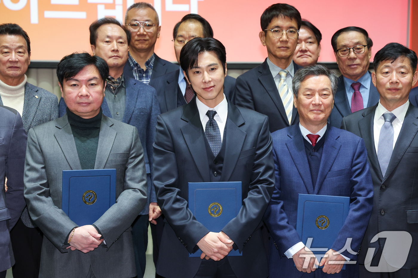 (서울=뉴스1) 안은나 기자 = 가수 겸 배우 정윤호(유노윤호), 배우 임원희가 11일 오전 서울시청에서 열린 2026년 유공납세자 표창장 수여식에 참석해 기념 촬영을 하고 있다. …