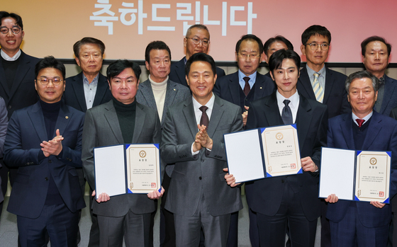 오세훈 시장, 유노윤호·임원희 등 유공납세자 표창장 수여