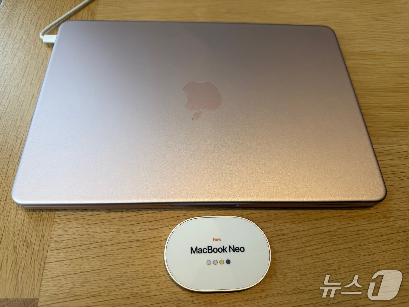 본문 이미지 - 11일 서울 중구 명동 애플스토어에 전시된 맥북 네오 블러시 색상 모델. 2026.03.11/뉴스1