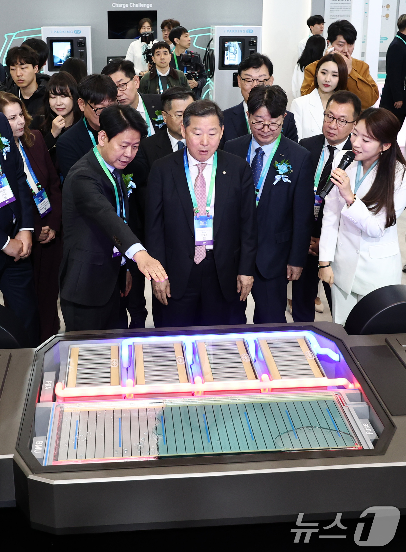 (서울=뉴스1) 최지환 기자 = 11일 서울 코엑스에서 열린 인터배터리 2026에서 이철규 국회 산업통상자원중소벤처기업위원장을 비롯한 참석자들이 SK온의 전기차용 '액침 냉각' 배 …