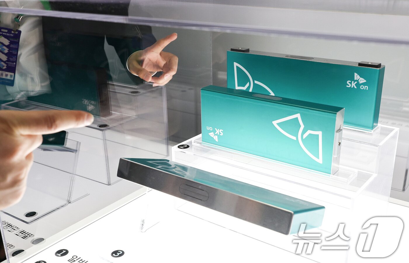 본문 이미지 - 11일 서울 코엑스에서 열린 인터배터리 2026에서 참석자들이 SK온의 배터리 제품을 살펴보고 있다. 올해로 14회를 맞이하는 국내 최대 규모 배터리 전시회 인터배터리 2026은 오는 13일까지 3일간 개최된다. 2026.3.11 ⓒ 뉴스1 최지환 기자