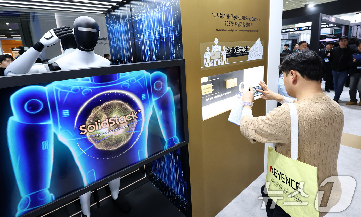(서울=뉴스1) 최지환 기자 = 11일 서울 코엑스에서 열린 인터배터리 2026에서 삼성SDI 부스를 찾은 사람들이 전고체 배터리 제품을 살펴보고 있다.올해로 14회를 맞이하는 국 …