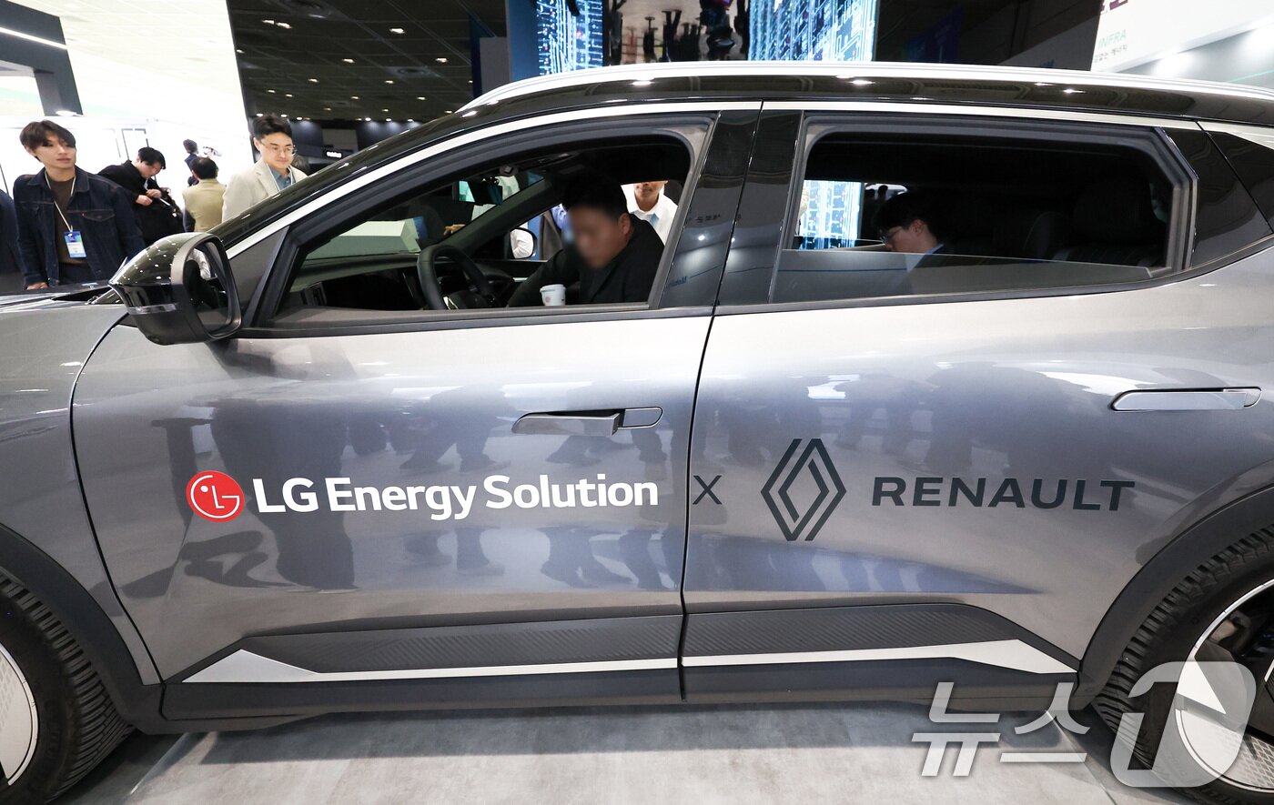 본문 이미지 - 11일 서울 코엑스에서 열린 인터배터리 2026에서 LG에너지솔루션 부스를 찾은 사람들이 LG에너지솔루션의 파우치형 NCM(니켈·코발트·망간) 배터리를 탑재한 르노 전기차 '세닉'을 살펴보고 있는 모습(자료사진).  2026.3.11 ⓒ 뉴스1 최지환 기자