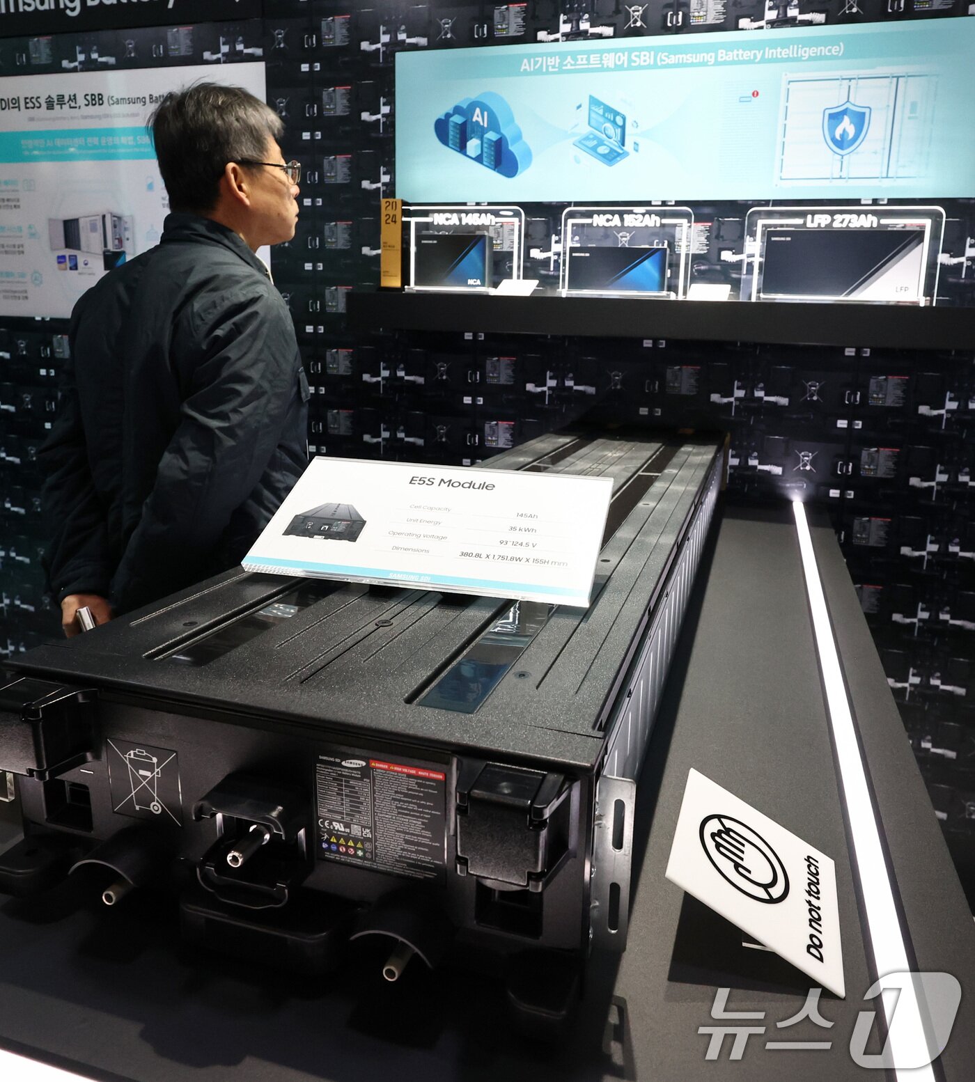 본문 이미지 - 11일 서울 코엑스에서 열린 인터배터리 2026에서 삼성SDI 부스를 찾은 사람들이 에너지저장장치(ESS) 제품을 살펴보고 있다. 2026.3.11 ⓒ 뉴스1 최지환 기자