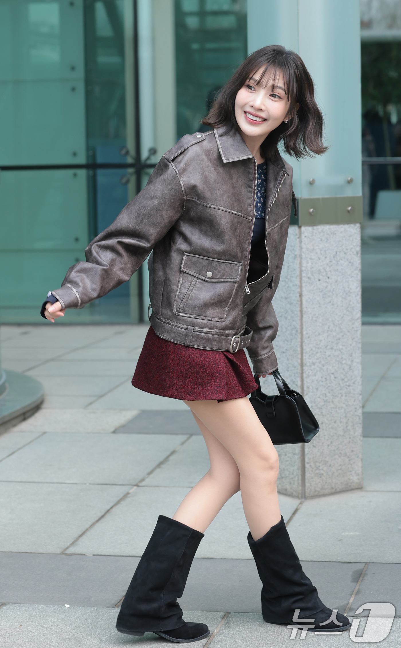 (서울=뉴스1) 권현진 기자 = 레드벨벳 조이가 ‘동물농장’ 녹화를 위해 11일 서울 양천구 SBS목동에 도착해 사랑스러운 인사를 하고 있다. 2026.3.11/뉴스1