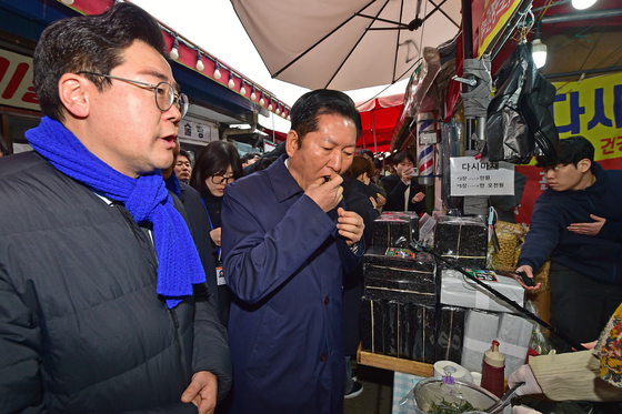 김 맛보는 정청래 대표