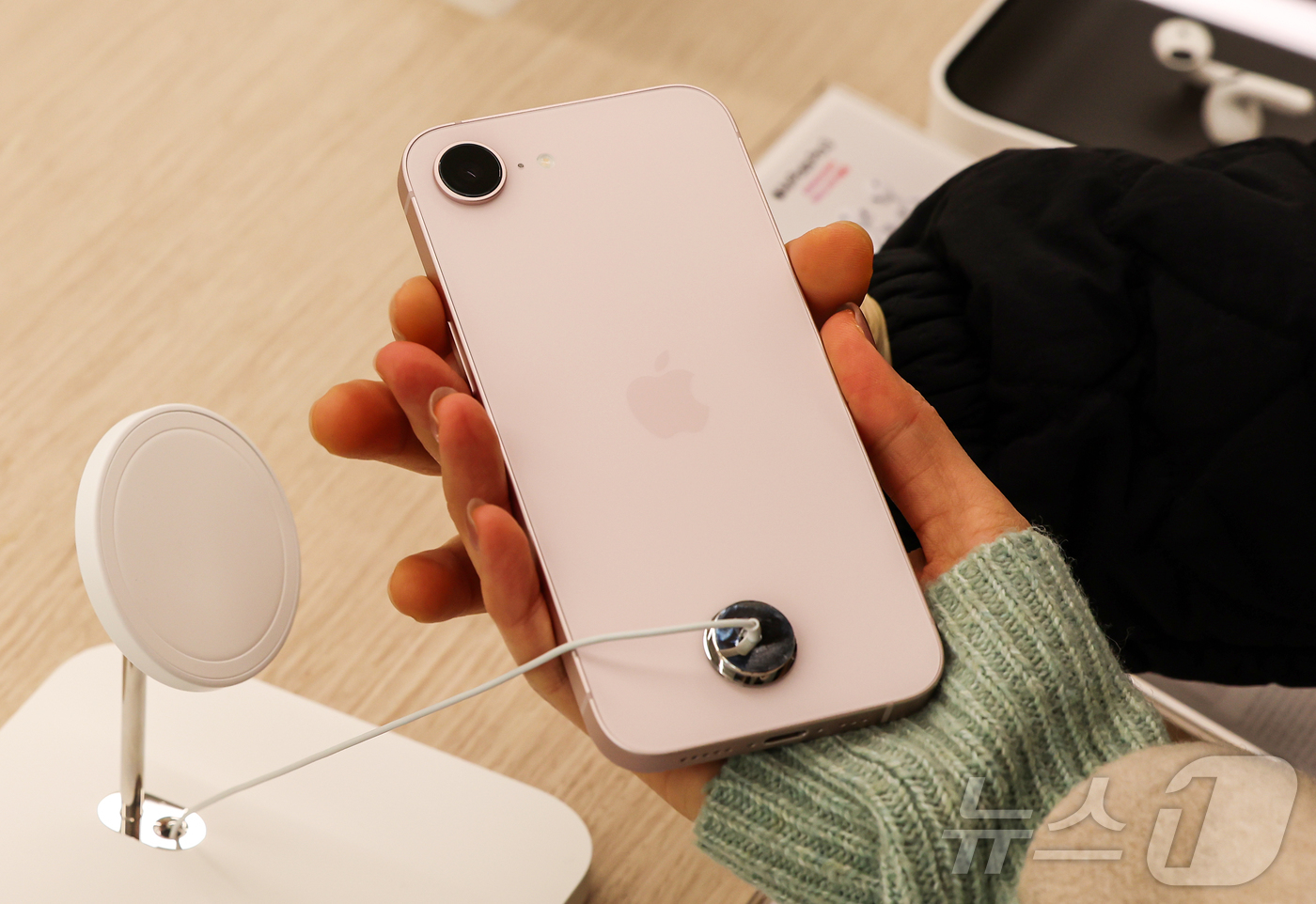 (서울=뉴스1) 김진환 기자 = 11일 서울 서초구 프리스비 신세계 강남점을 찾은 방문객이 이날 공식 출시된 애플의 보급형 모델 '아이폰 17e'를 둘러보고 있다. 2026.3.1 …