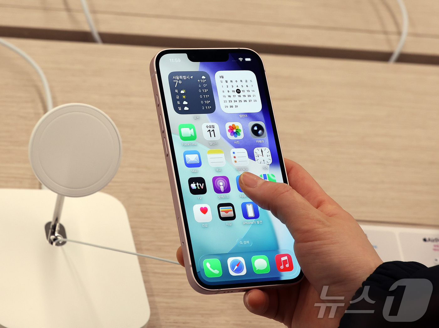 (서울=뉴스1) 김진환 기자 = 11일 서울 서초구 프리스비 신세계 강남점을 찾은 방문객이 이날 공식 출시된 애플의 보급형 모델 '아이폰 17e'를 둘러보고 있다. 2026.3.1 …