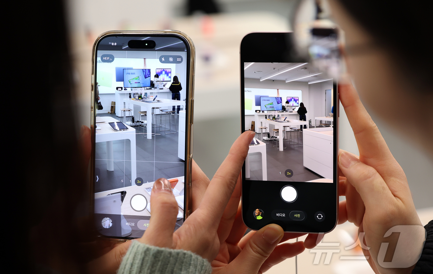 (서울=뉴스1) 김진환 기자 = 11일 서울 서초구 프리스비 신세계 강남점을 찾은 방문객들이 이날 공식 출시된 애플의 보급형 모델 '아이폰 17e'과 기존 아이폰 17프로(왼쪽)의 …