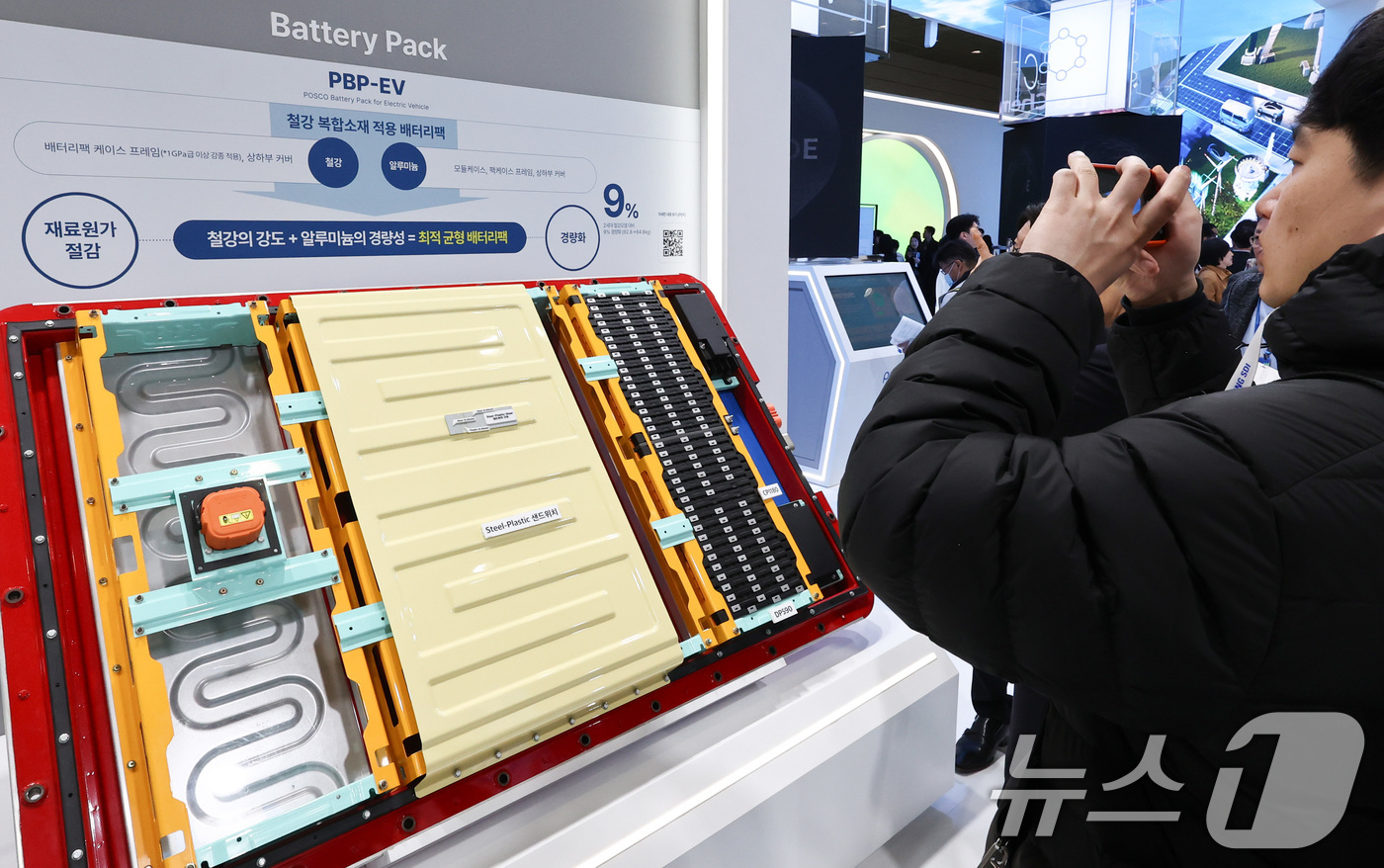 (서울=뉴스1) 최지환 기자 = 11일 서울 코엑스에서 열린 인터배터리 2026에서 관람객들이 포스코퓨처엠 부스를 둘러보고 있다.올해로 14회를 맞이하는 국내 최대 규모 배터리 전 …