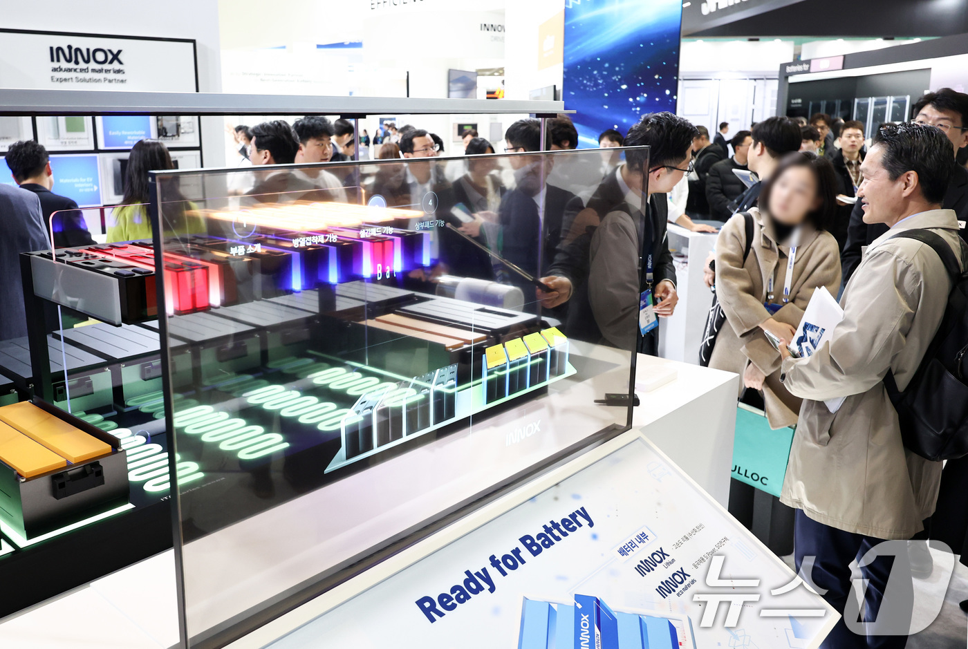 (서울=뉴스1) 최지환 기자 = 11일 서울 코엑스에서 열린 인터배터리 2026에서 관람객들이 부스를 둘러보고 있다.올해로 14회를 맞이하는 국내 최대 규모 배터리 전시회 인터배터 …