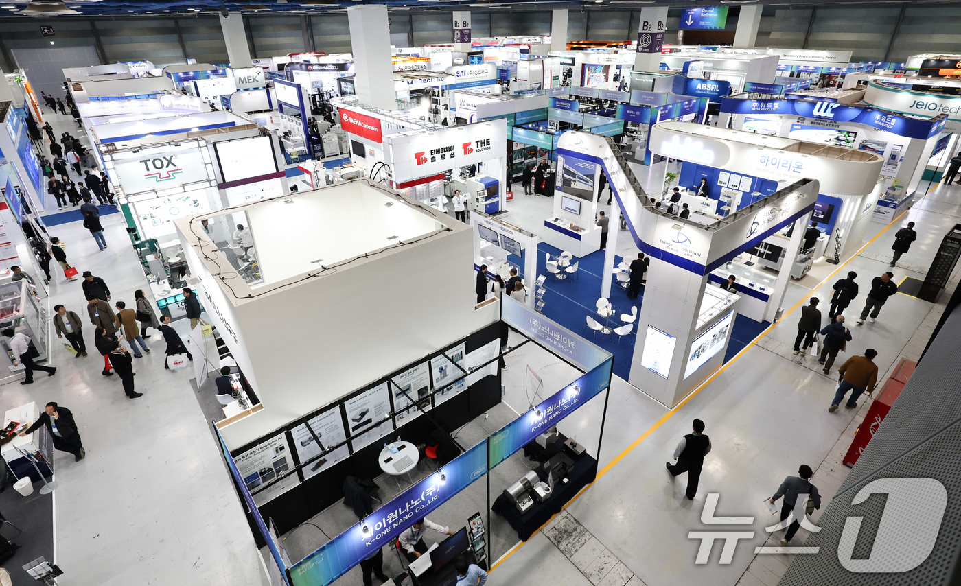(서울=뉴스1) 최지환 기자 = 11일 서울 코엑스에서 열린 인터배터리 2026에서 관람객들이 부스를 둘러보고 있다.올해로 14회를 맞이하는 국내 최대 규모 배터리 전시회 인터배터 …