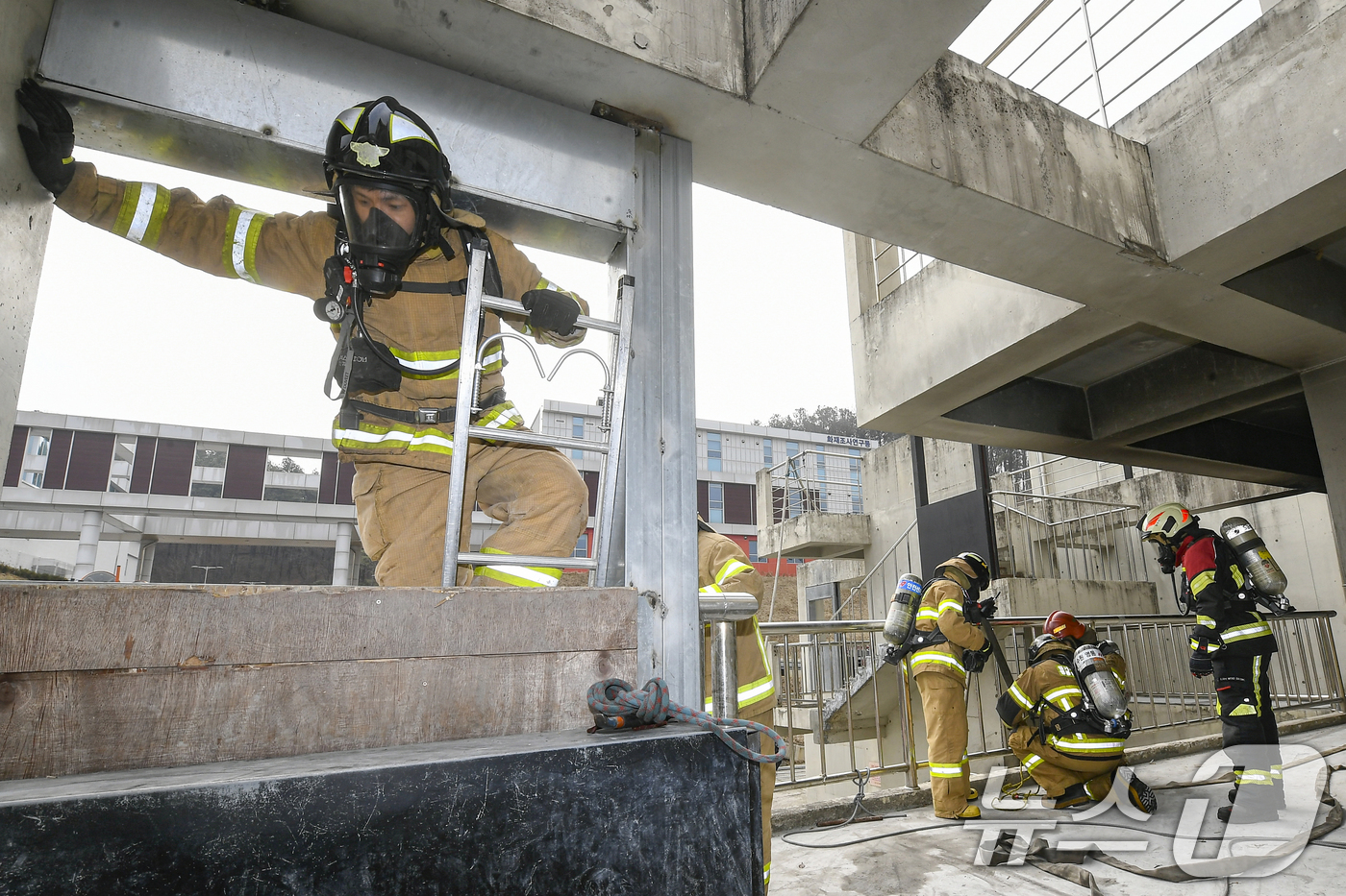 (용인=뉴스1) 김영운 기자 = 11일 경기 용인시 처인구 경기도소방학교에서 소방대원들이 구획실 화재진압 훈련을 위해 실제 화재 상황을 재현한 훈련장 내부로 진입하고 있다. (공동 …