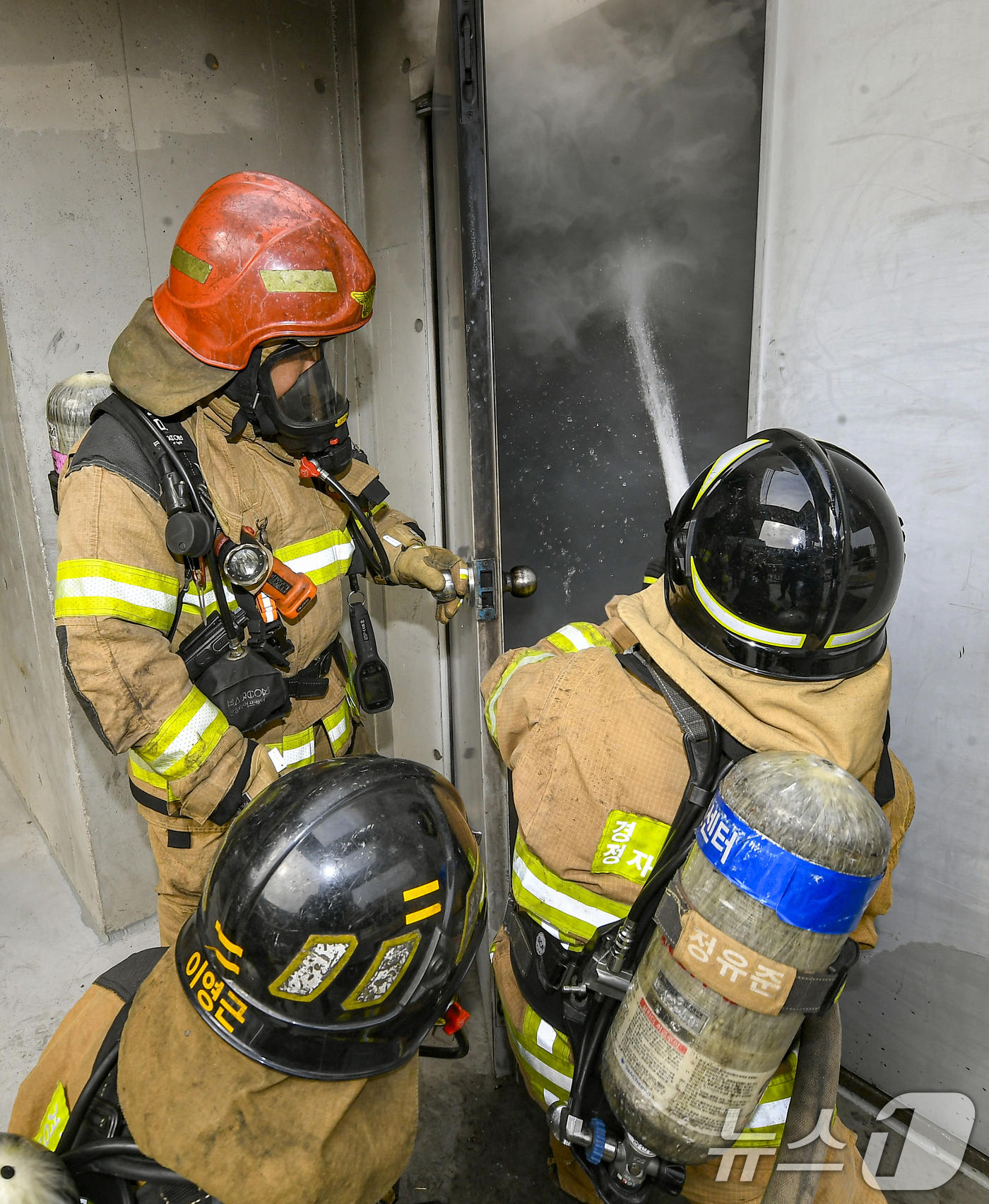 (용인=뉴스1) 김영운 기자 = 11일 경기 용인시 처인구 경기도소방학교에서 소방대원들이 구획실 화재진압 훈련을 위해 실제 화재 상황을 재현한 훈련장 내부로 진입하고 있다. (공동 …