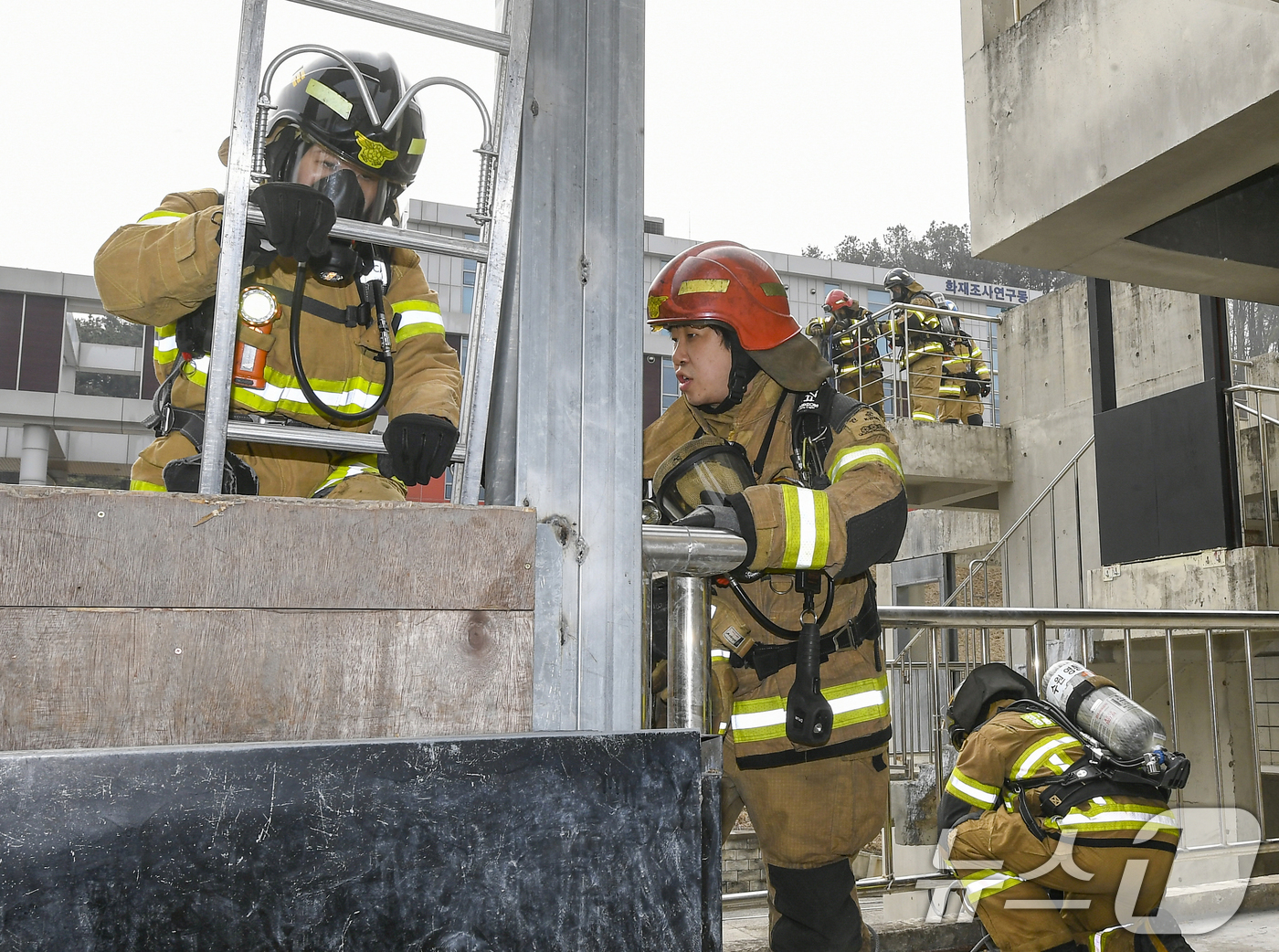 (용인=뉴스1) 김영운 기자 = 11일 경기 용인시 처인구 경기도소방학교에서 소방대원들이 구획실 화재진압 훈련을 하고 있다. (공동취재) 2026.3.11/뉴스1