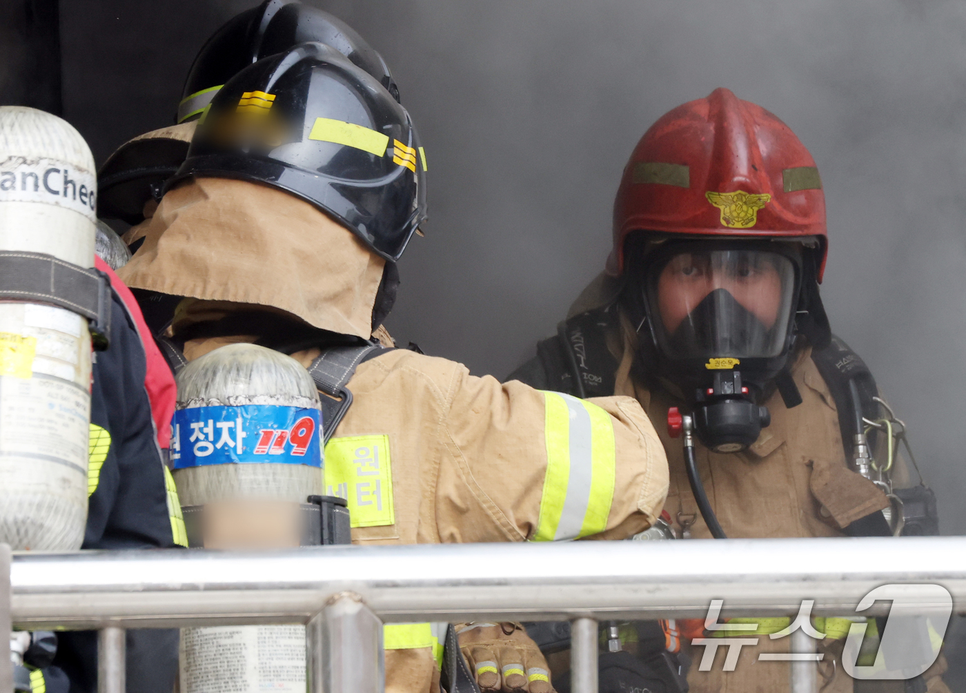 (용인=뉴스1) 김영운 기자 = 11일 경기 용인시 처인구 경기도소방학교에서 소방대원들이 구획실 화재진압 훈련을 마치고 실제 화재 상황을 재현한 훈련장에서 나오고 있다. 2026. …