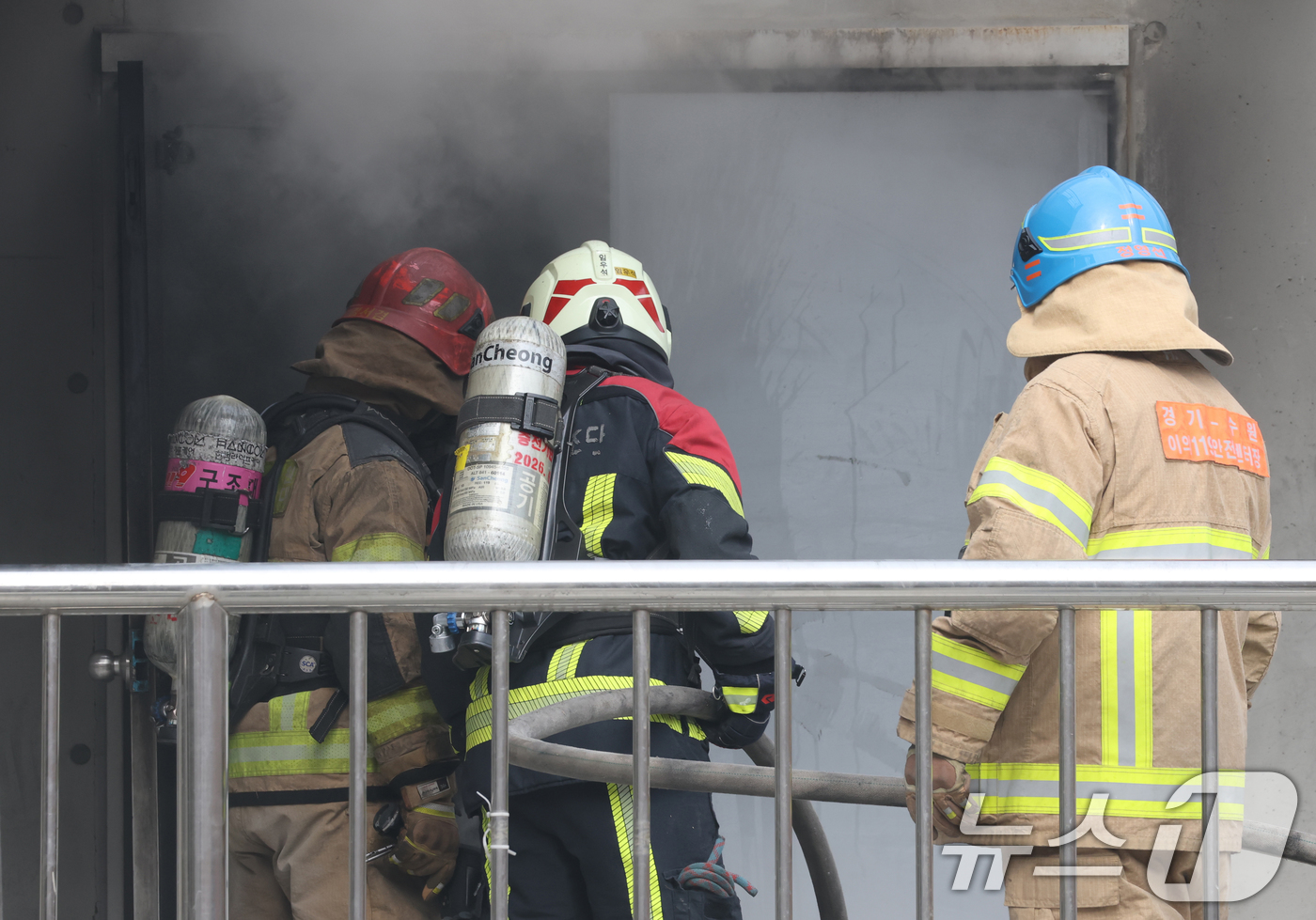 (용인=뉴스1) 김영운 기자 = 11일 경기 용인시 처인구 경기도소방학교에서 소방대원들이 구획실 화재진압 훈련을 위해 실제 화재 상황을 재현한 훈련장 내부로 진입하고 있다. 202 …