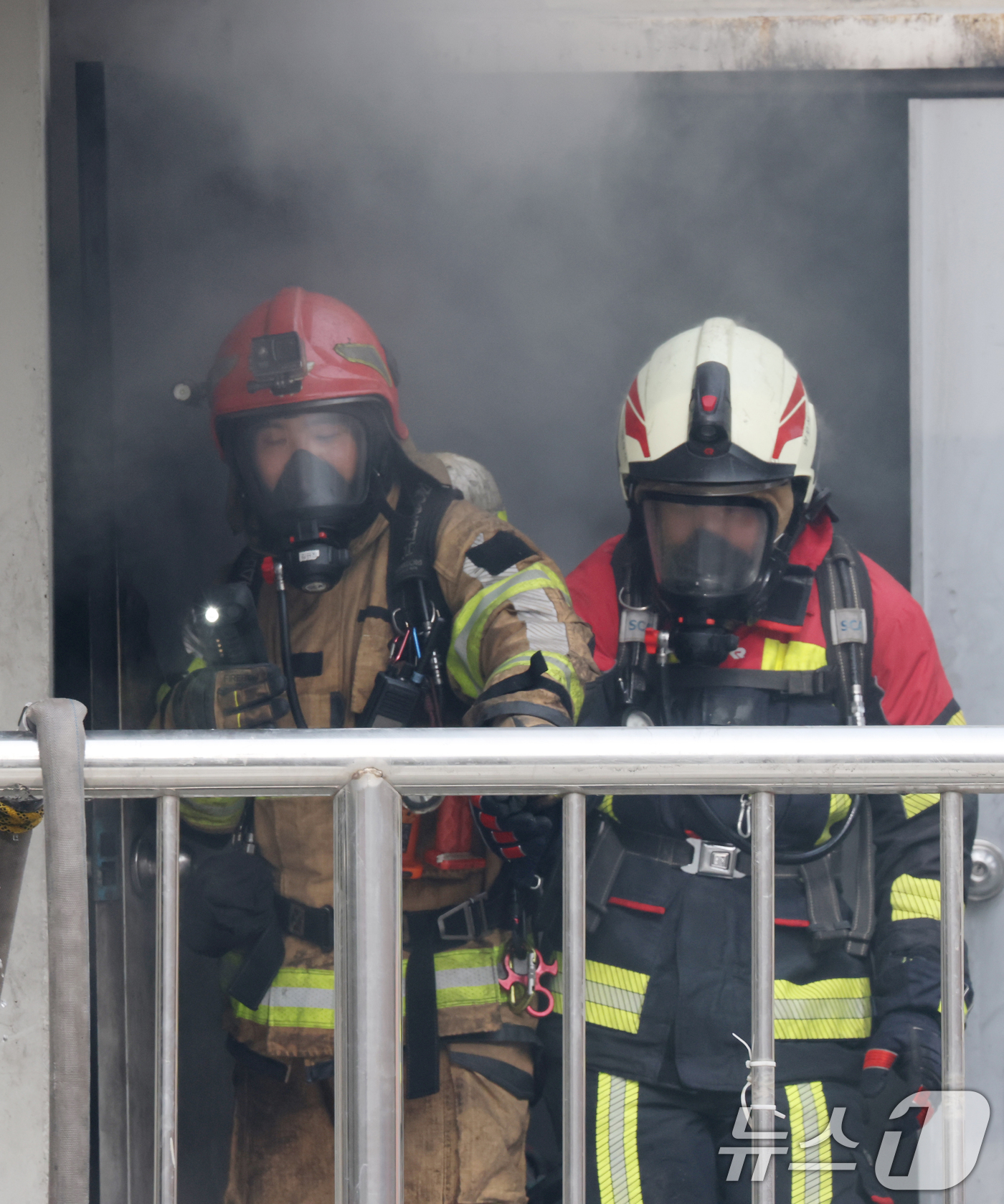 (용인=뉴스1) 김영운 기자 = 11일 경기 용인시 처인구 경기도소방학교에서 소방대원들이 구획실 화재진압 훈련을 마치고 실제 화재 상황을 재현한 훈련장에서 나오고 있다. 2026. …