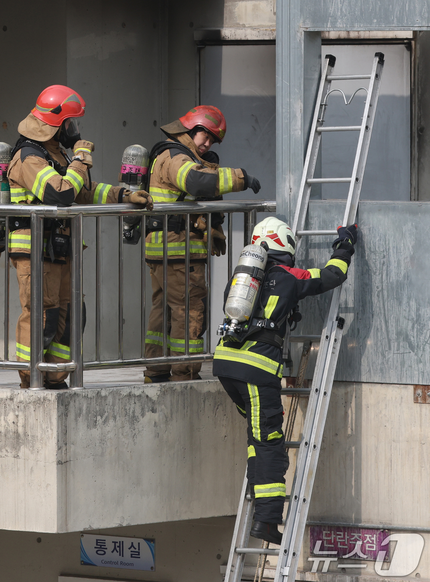 (용인=뉴스1) 김영운 기자 = 11일 경기 용인시 처인구 경기도소방학교에서 소방대원들이 구획실 화재진압 훈련을 위해 실제 화재 상황을 재현한 훈련장 내부로 진입하고 있다. 202 …