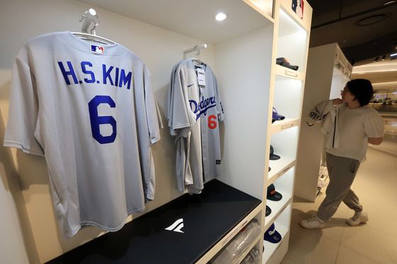 2026 WBC 팝업에 걸려있는 김혜성의 유니폼