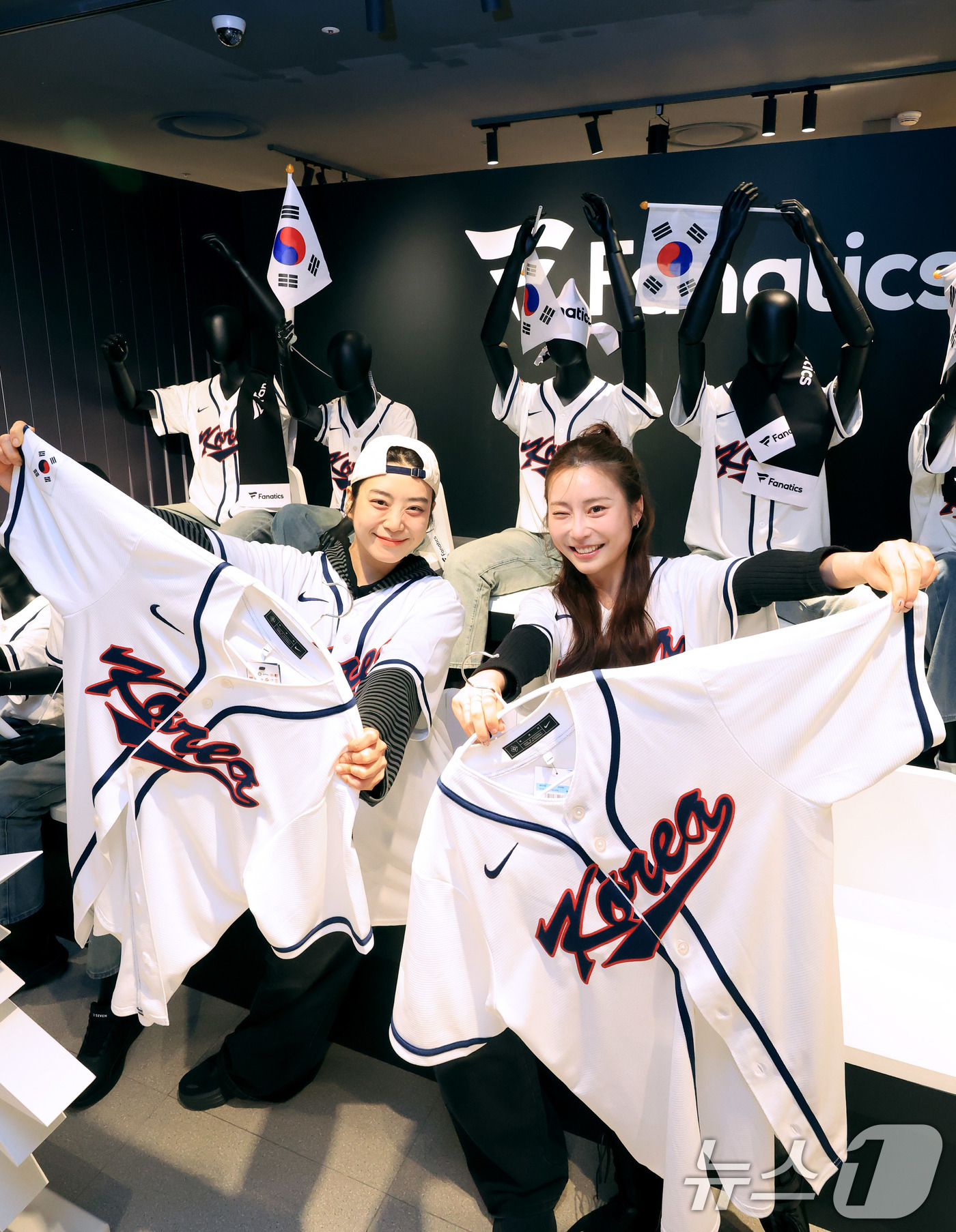 (서울=뉴스1) 이호윤 기자 = 11일 서울 송파구 롯데백화점 에비뉴엘 잠실점 지하 1층에 열린 ‘2026 월드베이스볼클래식(WBC) 개최 기념 팝업스토어’에서 직원들이 한국 대표 …