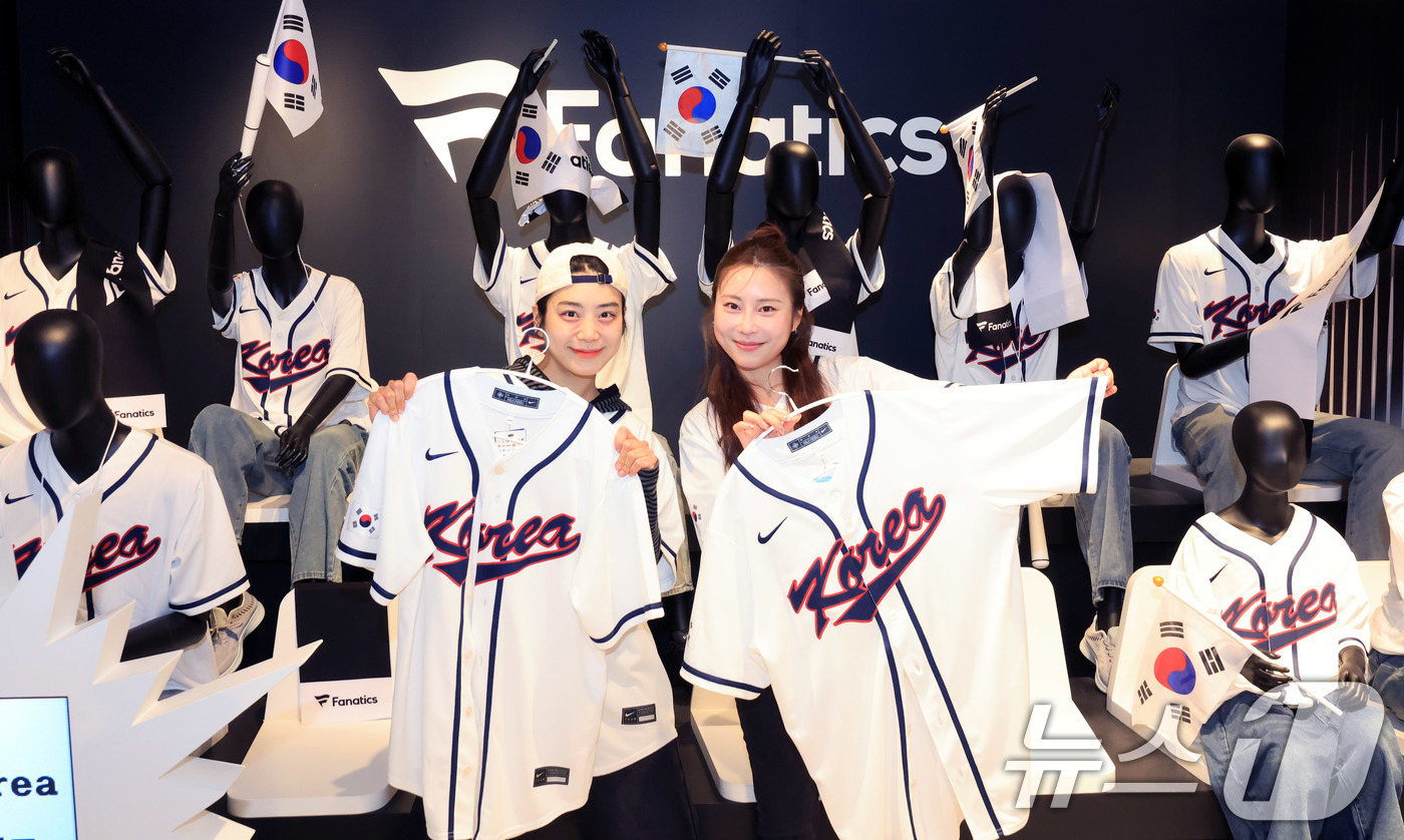 (서울=뉴스1) 이호윤 기자 = 11일 서울 송파구 롯데백화점 에비뉴엘 잠실점 지하 1층에 열린 ‘2026 월드베이스볼클래식(WBC) 개최 기념 팝업스토어’에서 직원들이 한국 대표 …