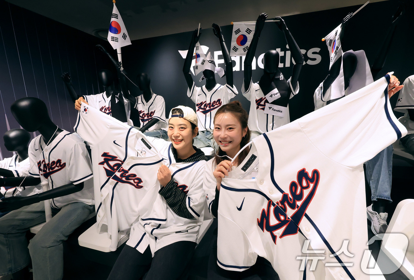 (서울=뉴스1) 이호윤 기자 = 11일 서울 송파구 롯데백화점 에비뉴엘 잠실점 지하 1층에 열린 ‘2026 월드베이스볼클래식(WBC) 개최 기념 팝업스토어’에서 직원들이 한국 대표 …