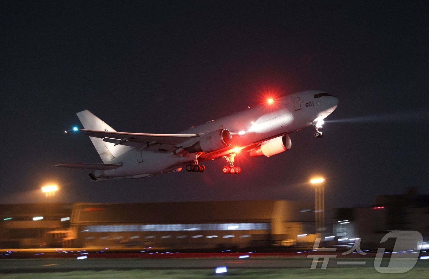(고마키 AFP=뉴스1) 이창규 기자 = 미국과 이란 간 전쟁에 일본이 항공자위대 항공기가 8일(현지시간) 아이치현 고마키 기지에서 중동에 체류 중인 일본인 대피를 지원하기 위해 …
