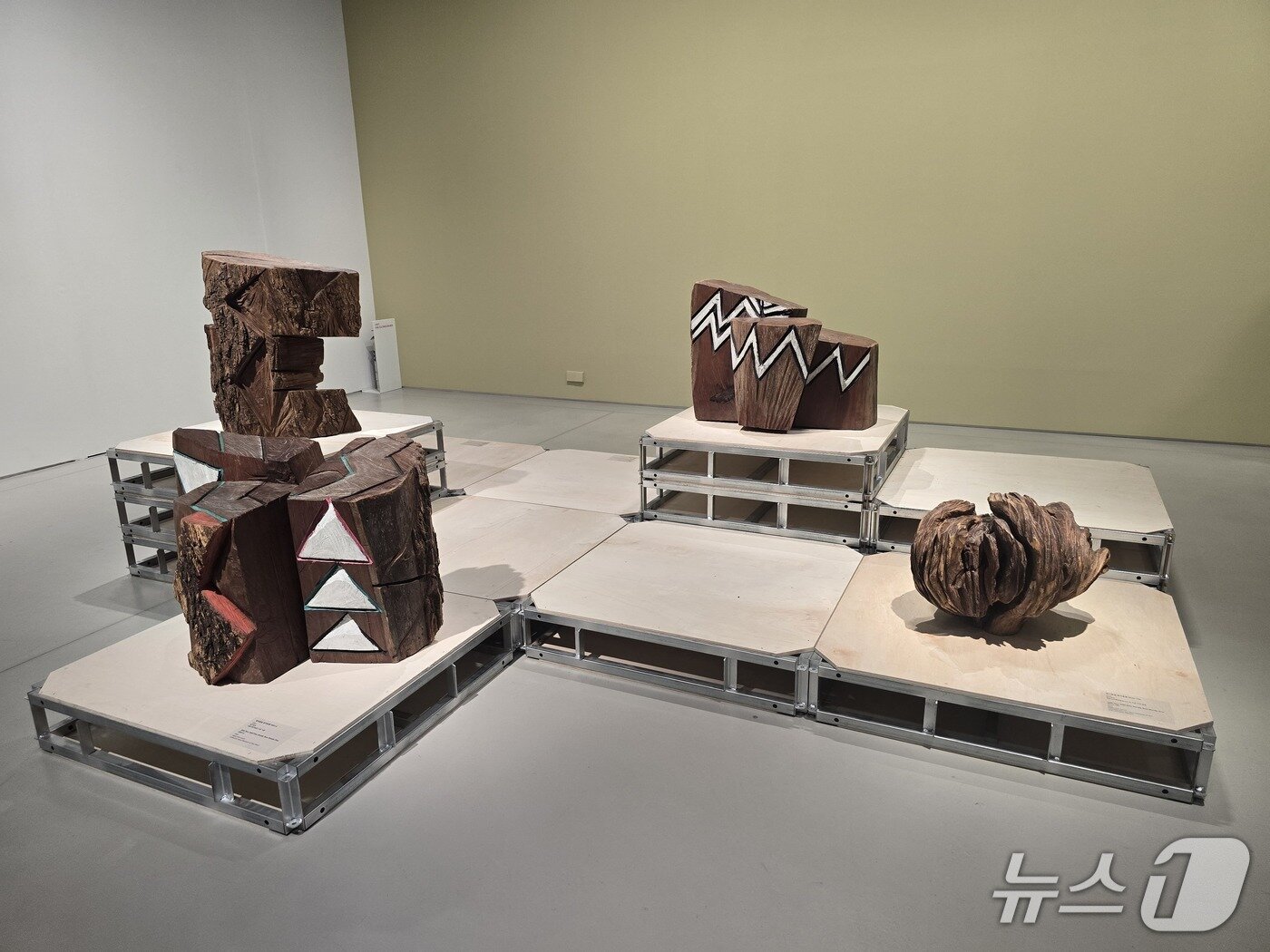 본문 이미지 - 호암미술관 '김윤신: 합이합일 분이분일' 전시 전경. ⓒ 뉴스1 김정한 기자