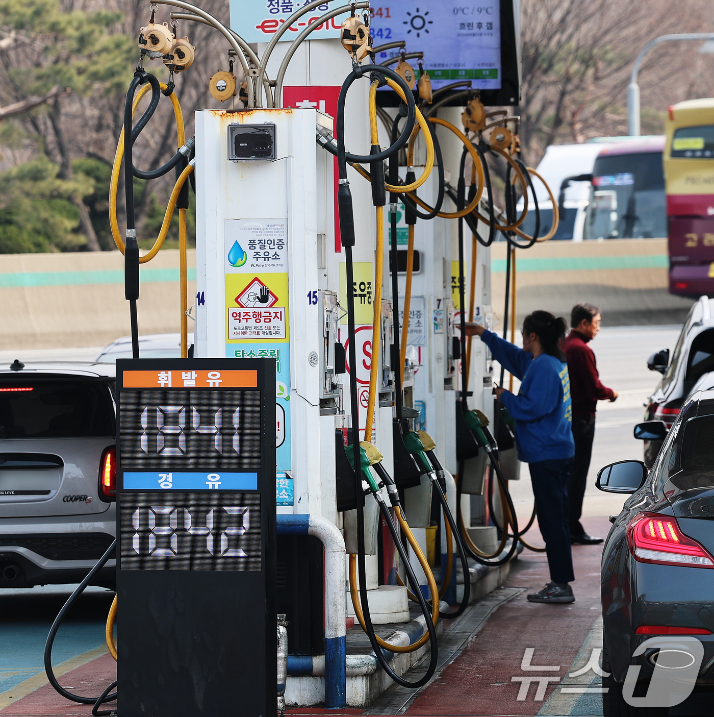 (서울=뉴스1) 오대일 기자 = 중동 사태로 급등했던 전국 평균 휘발유와 경유 가격이 11일 만에 하락 전환한 11일 오후 서울 서초구 경부고속도로 만남의광장 휴게소 내 주유소에서 …