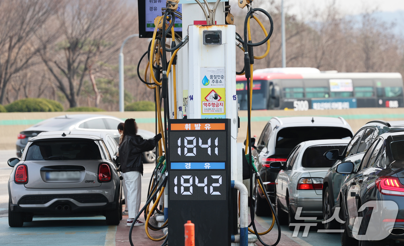 (서울=뉴스1) 오대일 기자 = 중동 사태로 급등했던 전국 평균 휘발유와 경유 가격이 11일 만에 하락 전환한 11일 오후 서울 서초구 경부고속도로 만남의광장 휴게소 내 주유소에서 …
